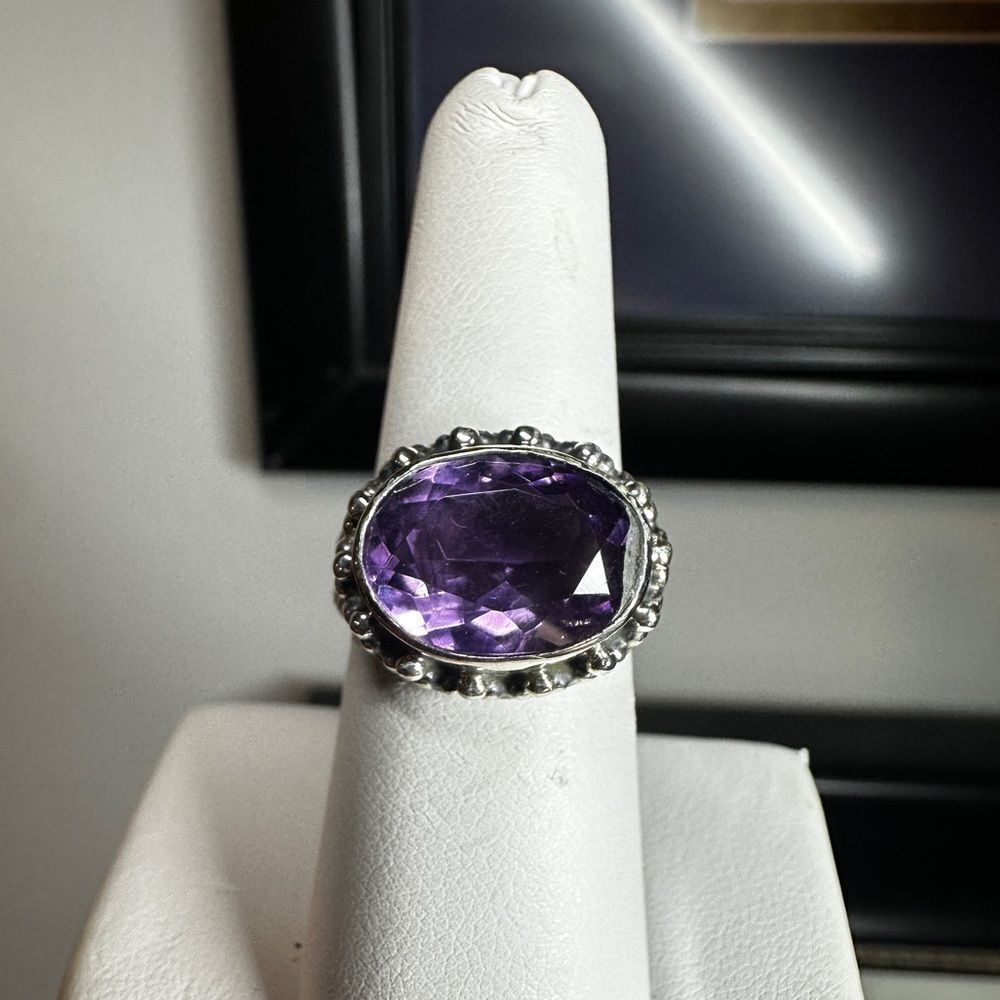 Stunning 8x10mm East/west faceted oval cut Amethyst, solitaire ring in 925!